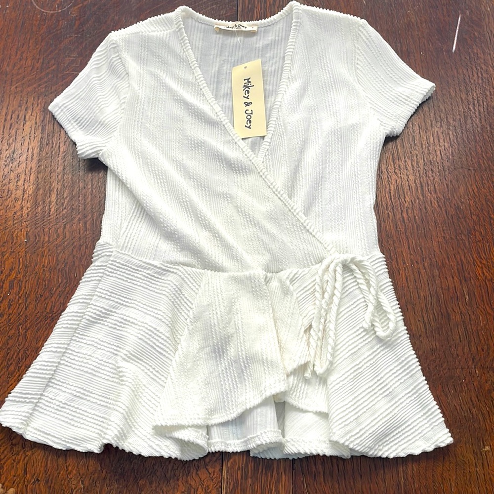 White Mickey & Joey NWT white wrap around blouse with small rubble bottom!
